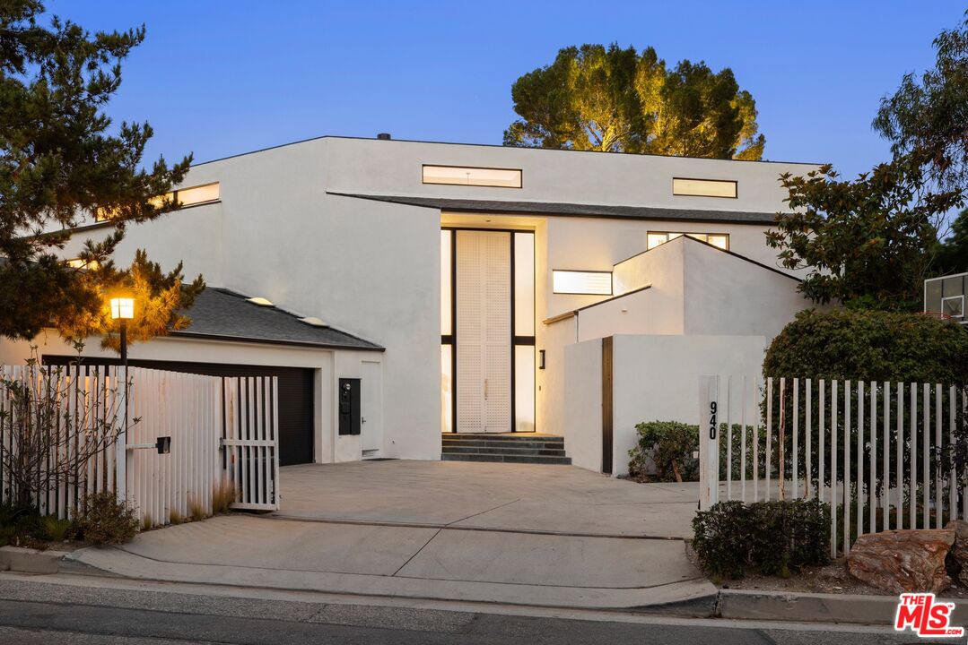 940 Linda Flora Dr