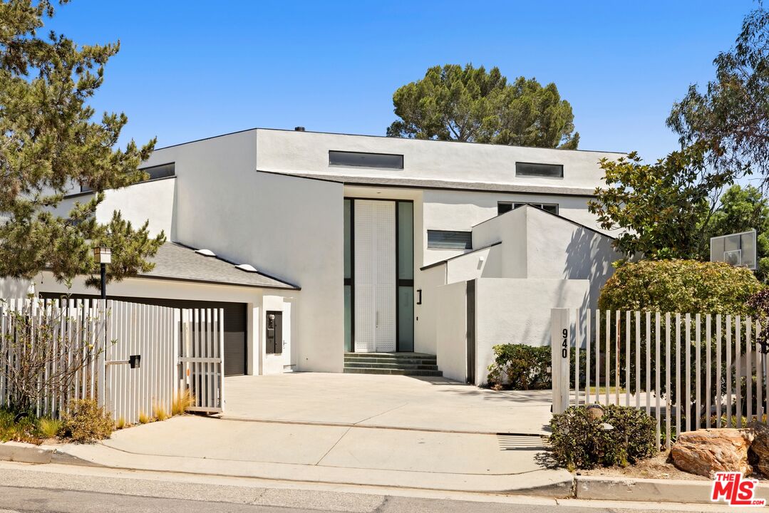 940 Linda Flora Dr