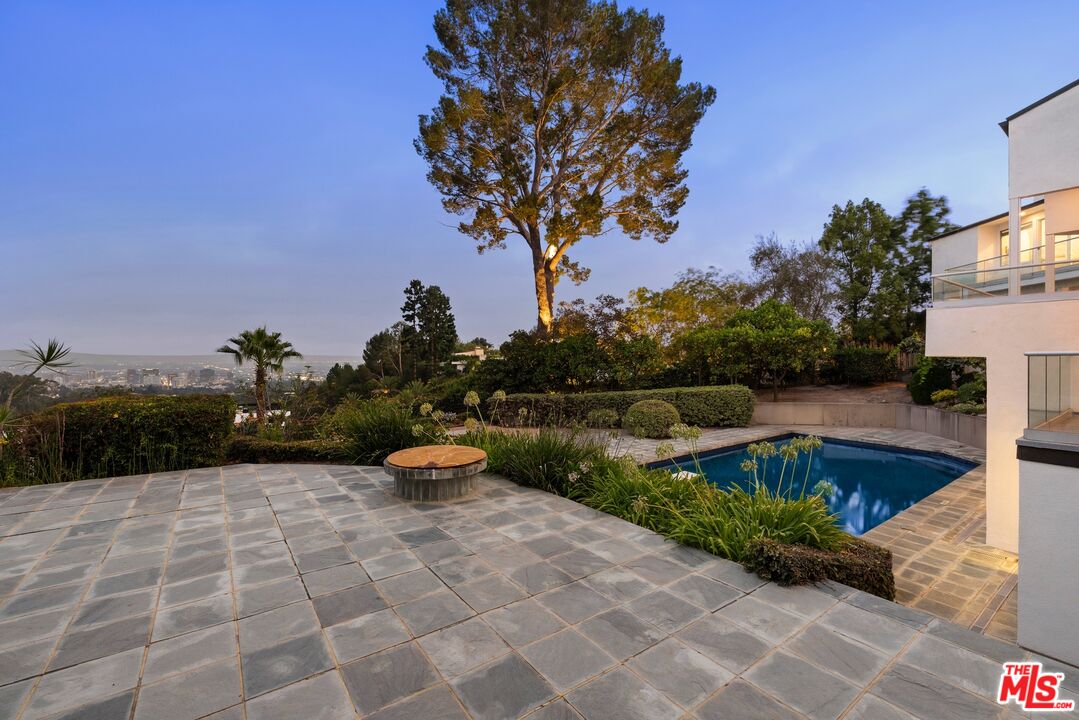 940 Linda Flora Dr