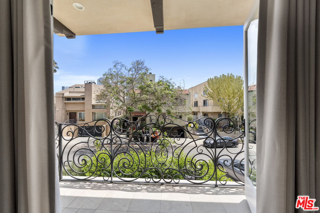 1825 Pandora Ave Unit: PH 404