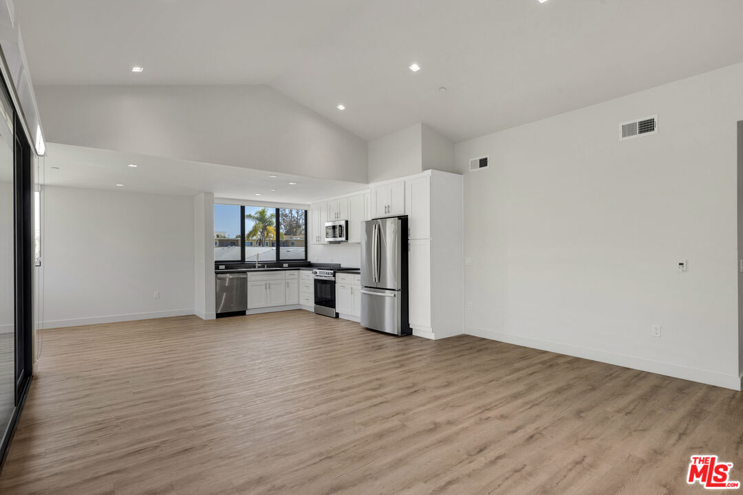 153 San Vicente Boulevard, No. 4G