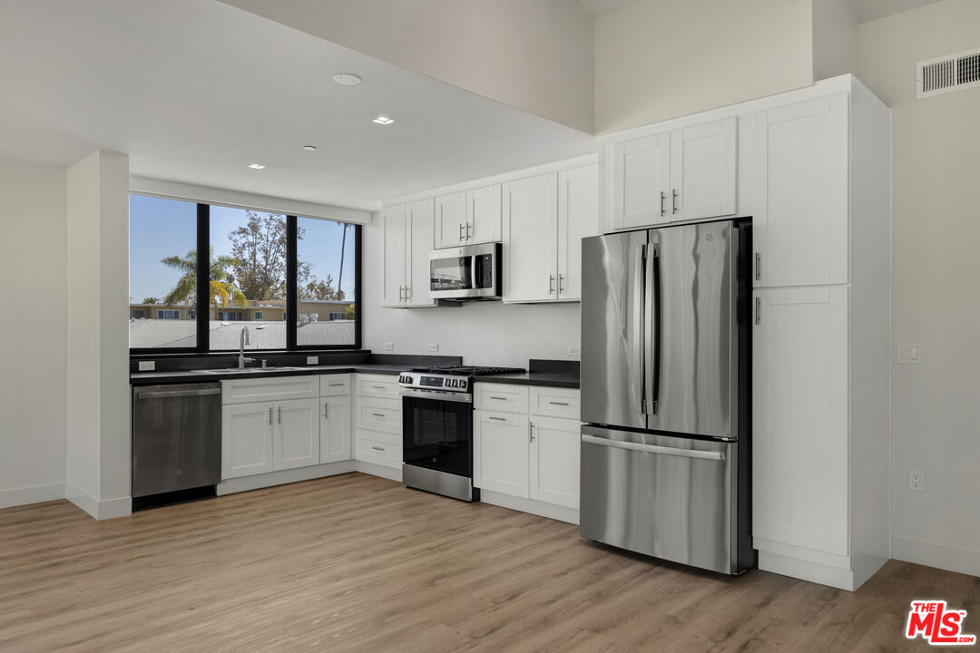 153 San Vicente Boulevard, No. 4G