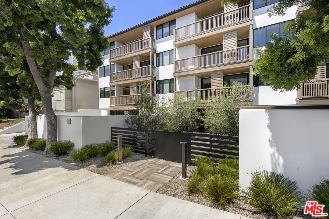 153 San Vicente Boulevard, No. 4G