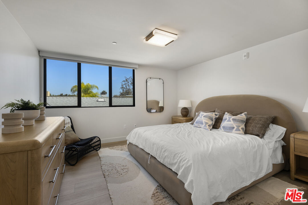 153 San Vicente Boulevard, No. 4H