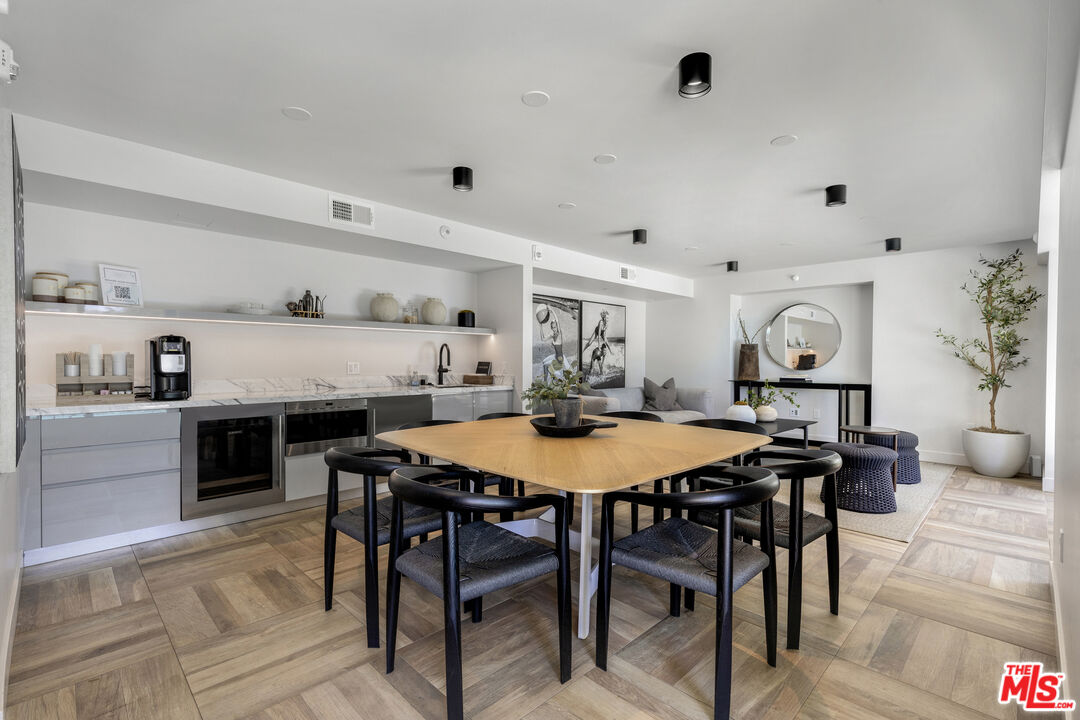 153 San Vicente Boulevard, No. 4H