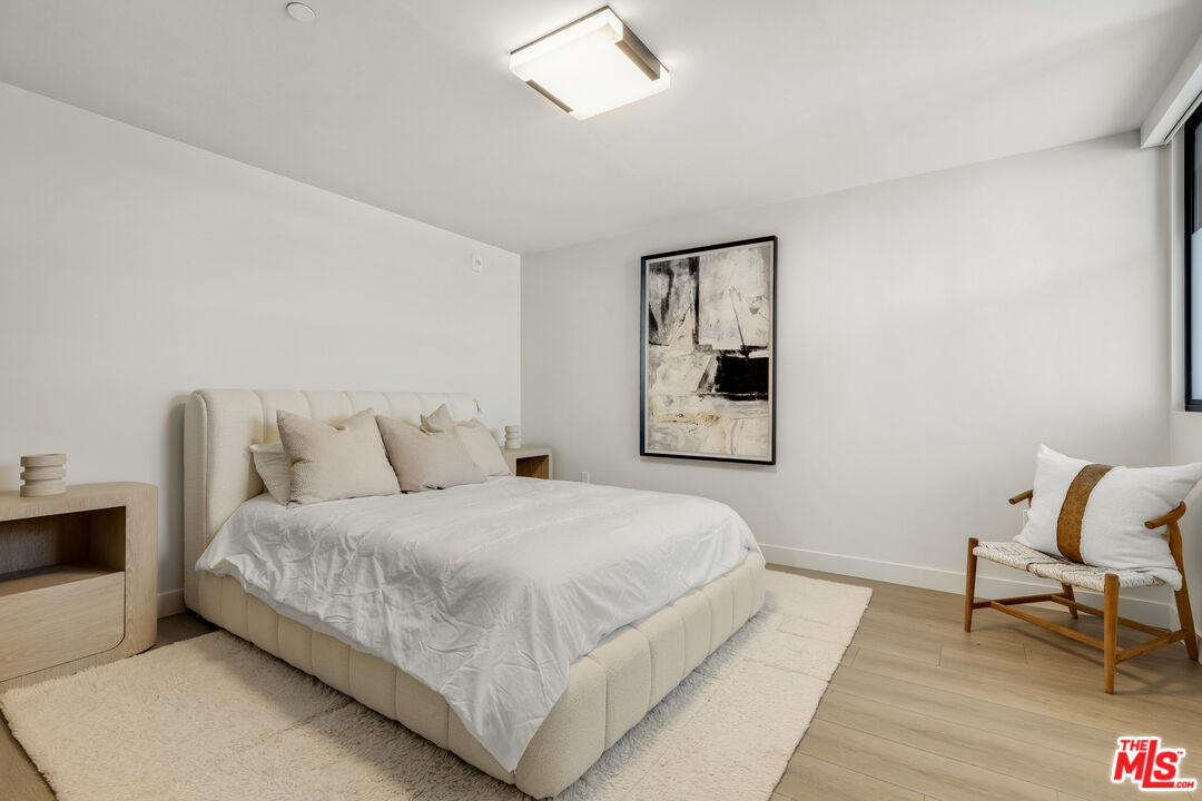 153 San Vicente Boulevard, No. 4H