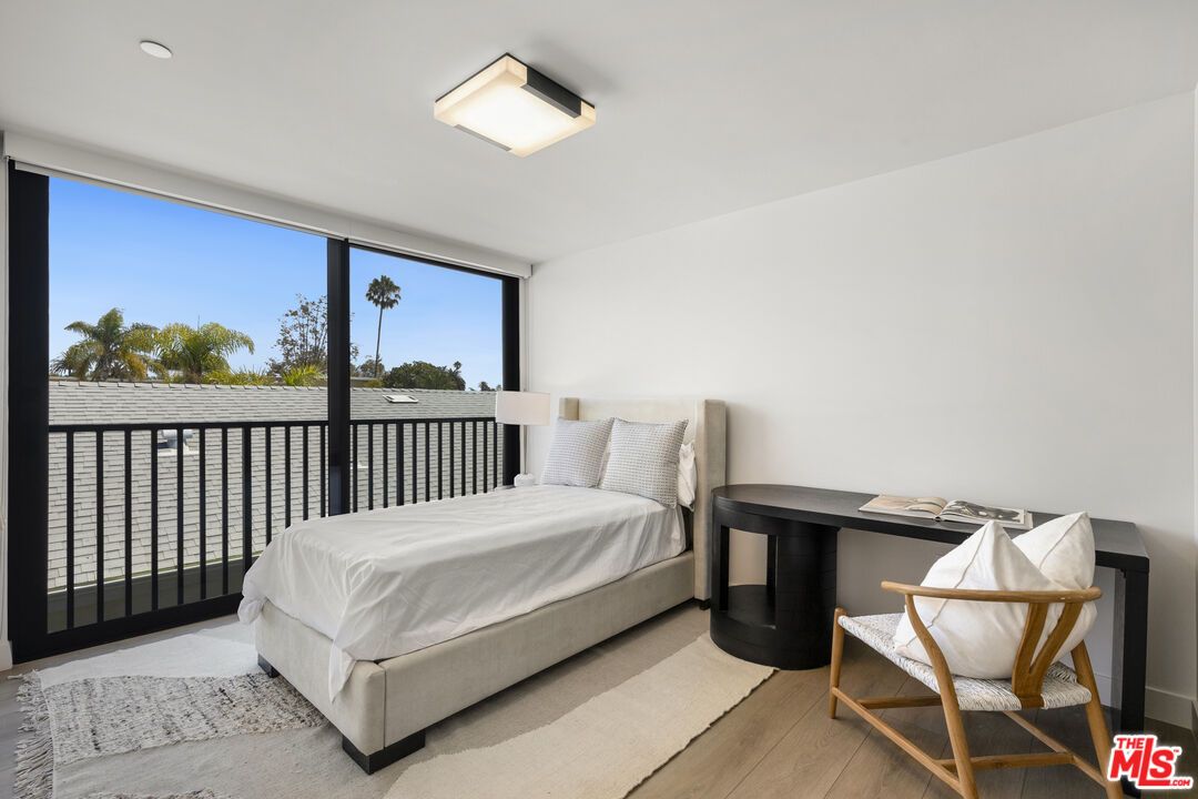 153 San Vicente Boulevard, No. 4H
