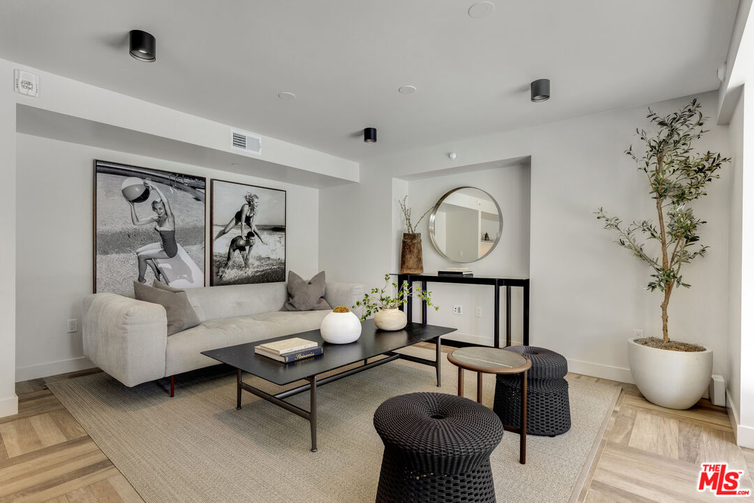 153 San Vicente Boulevard, No. 4H