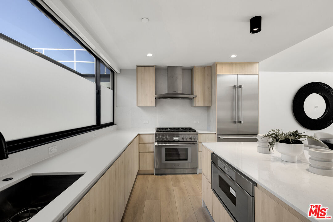 153 San Vicente Boulevard, No. 4H