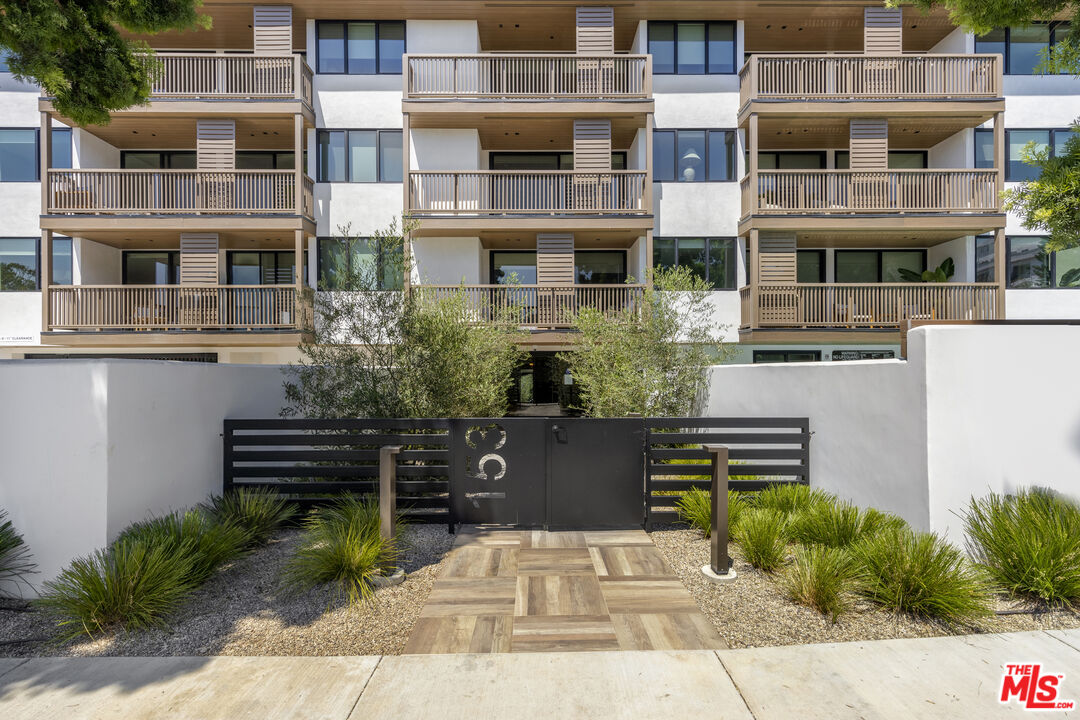 153 San Vicente Boulevard, No. 4H