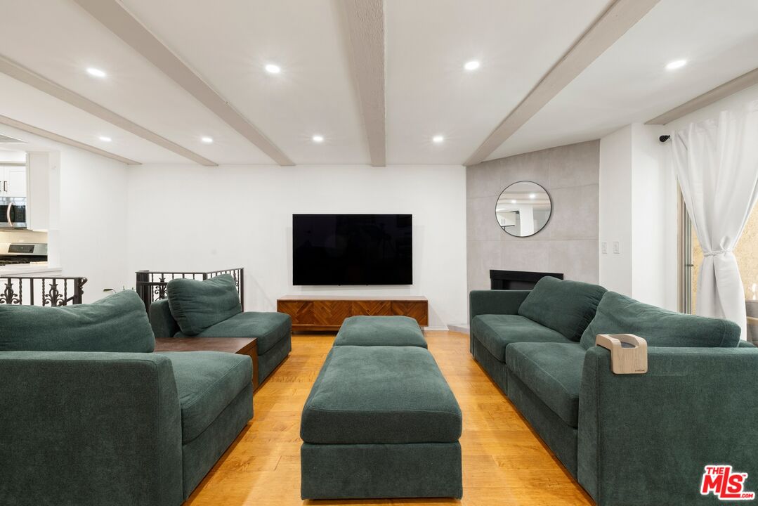 1209 Larrabee St Unit: 4