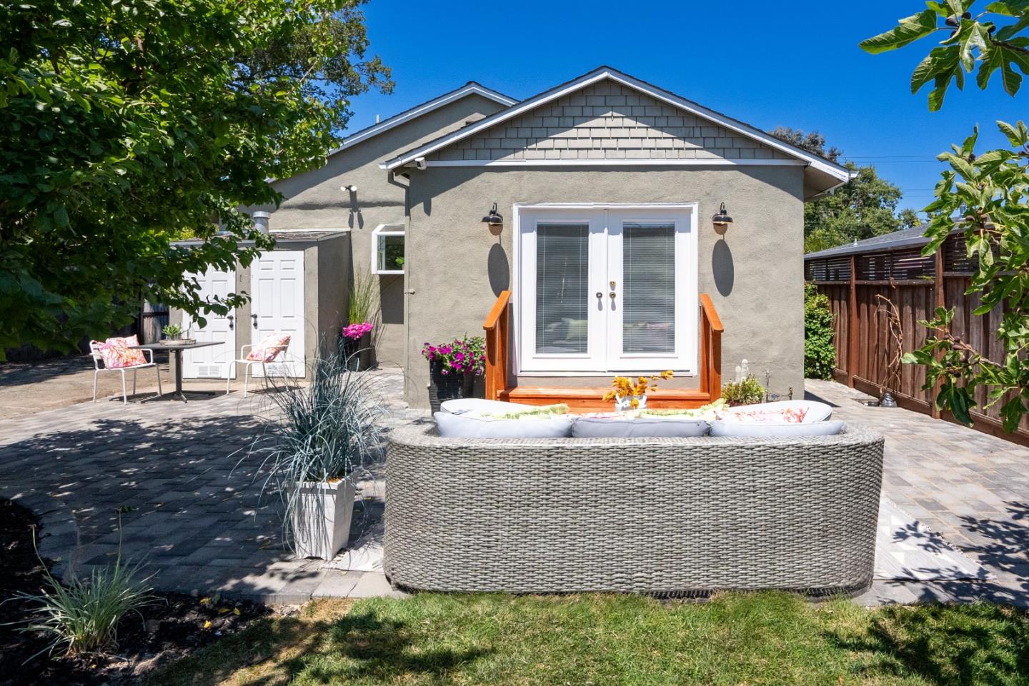 2653 Brewster Avenue