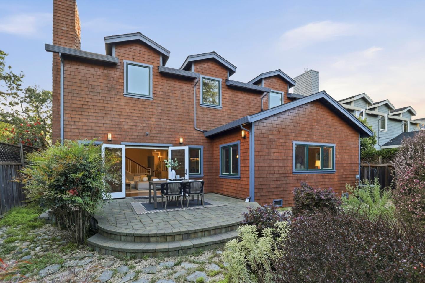 2067 Santa Cruz Avenue