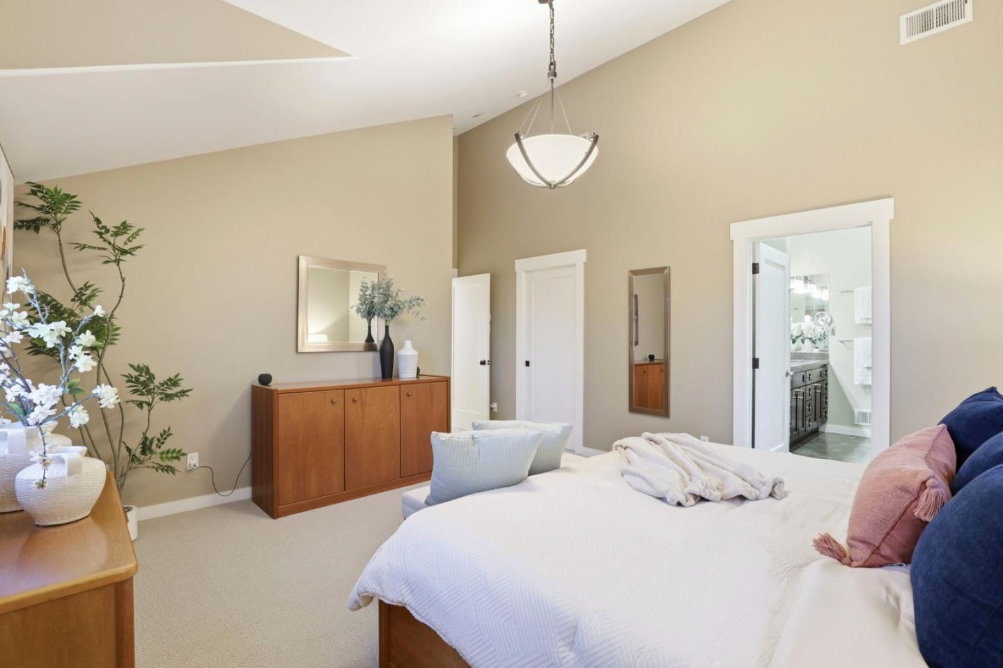 2067 Santa Cruz Avenue