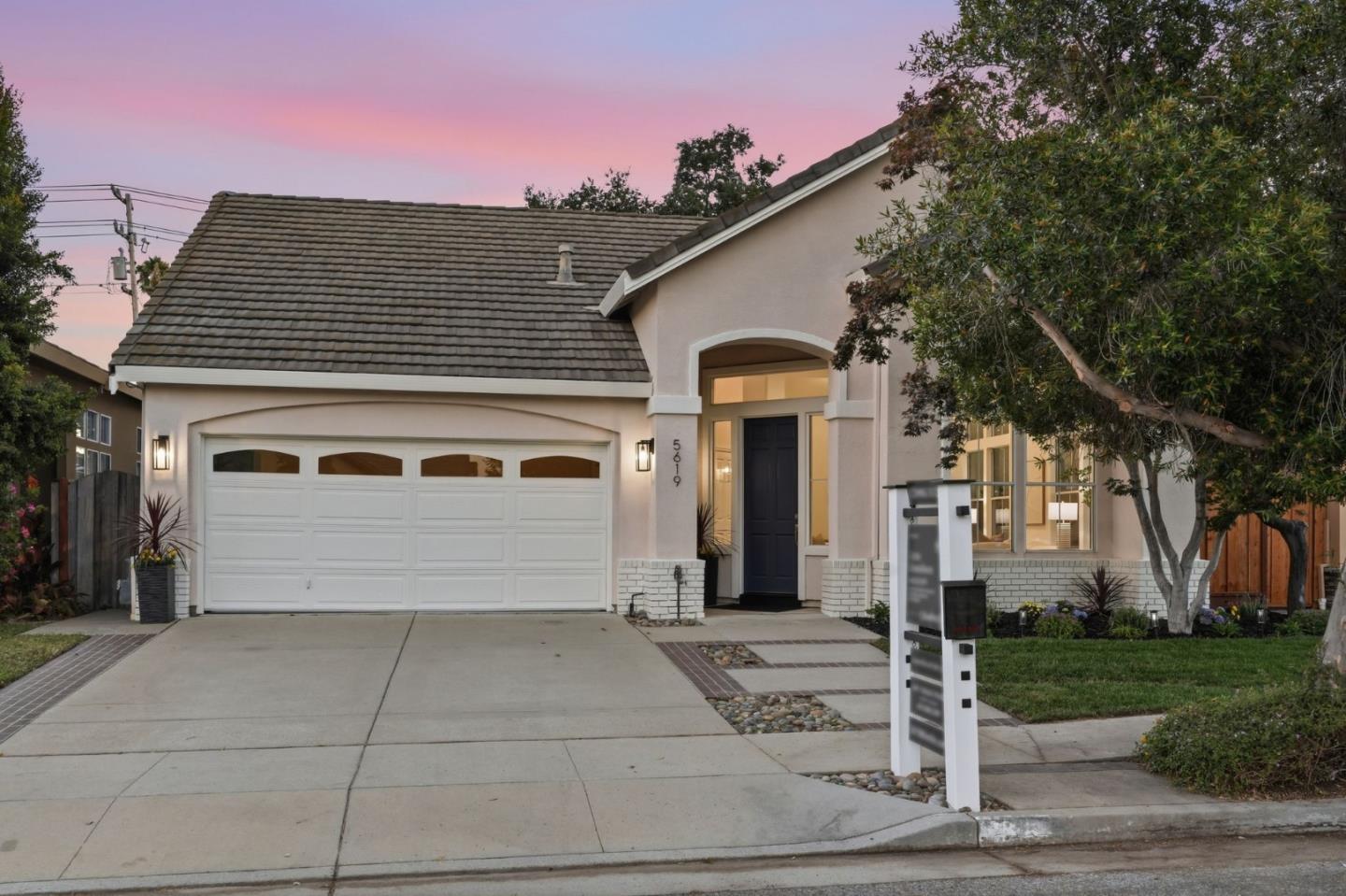 5619 Mireille DR