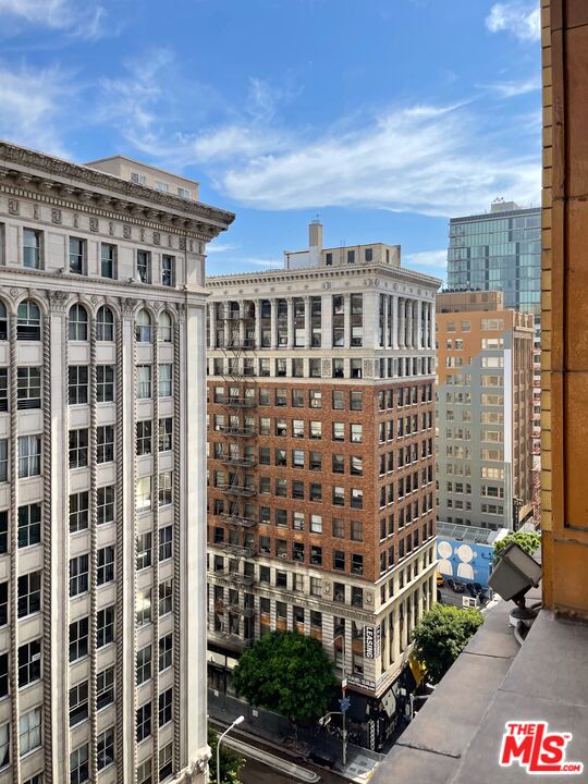 215 W 7th St Unit: 1111