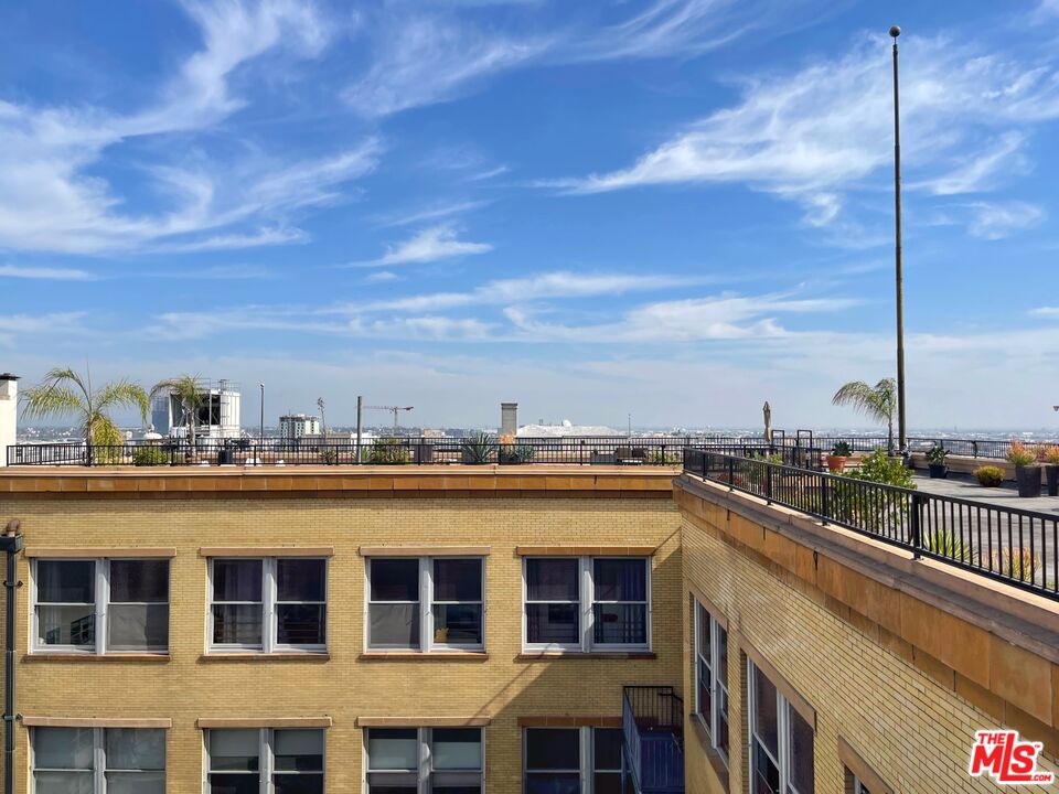 215 W 7th St Unit: 1111