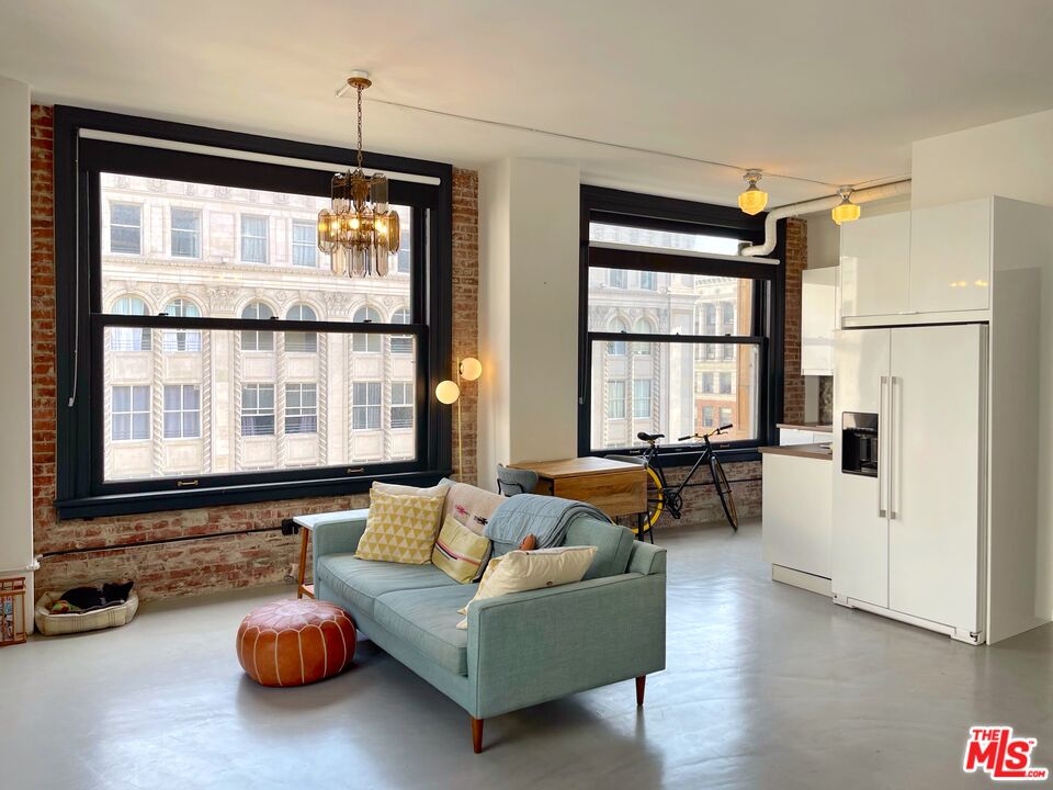 215 W 7th St Unit: 1111