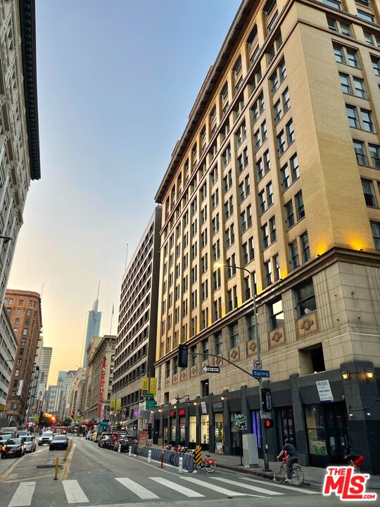 215 W 7th St Unit: 1111