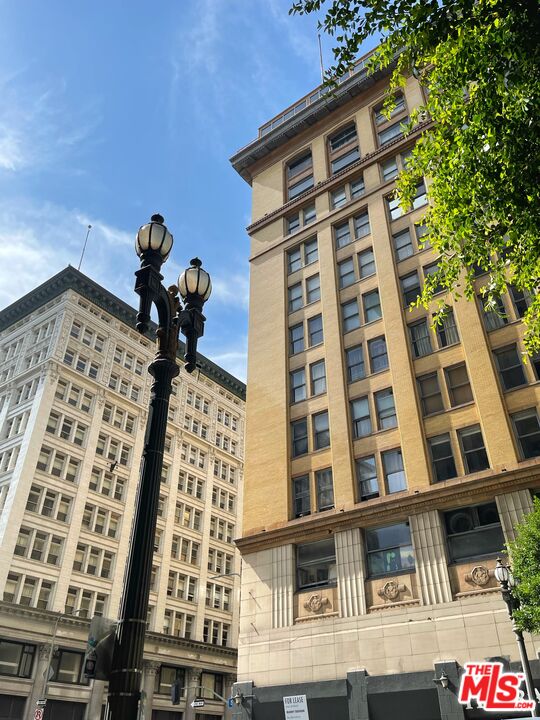 215 W 7th St Unit: 1111