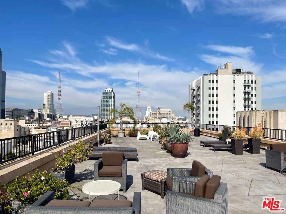 215 W 7th St Unit: 1111