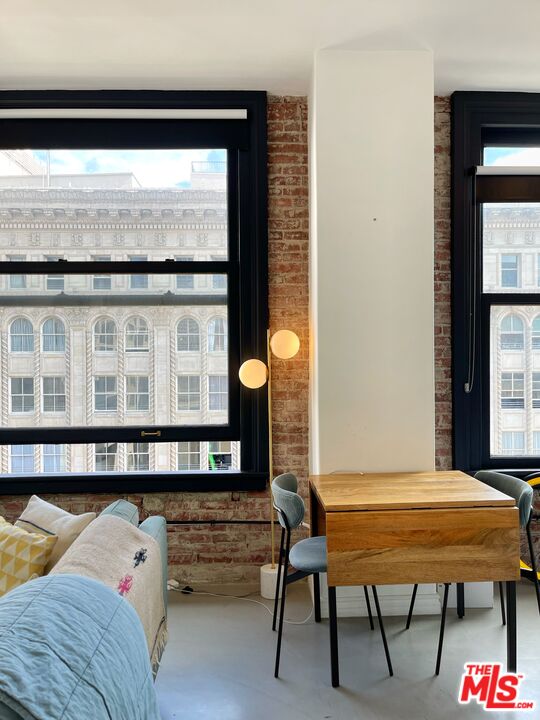 215 W 7th St Unit: 1111