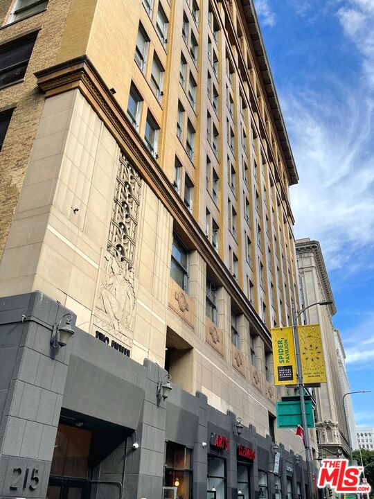 215 W 7th St Unit: 1111