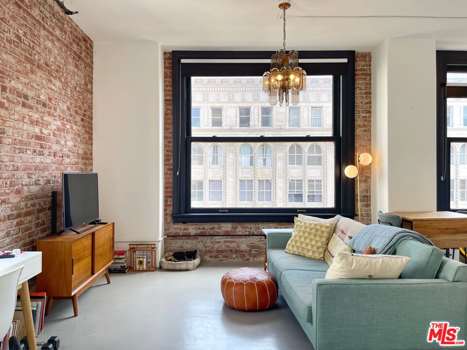 215 W 7th St Unit: 1111