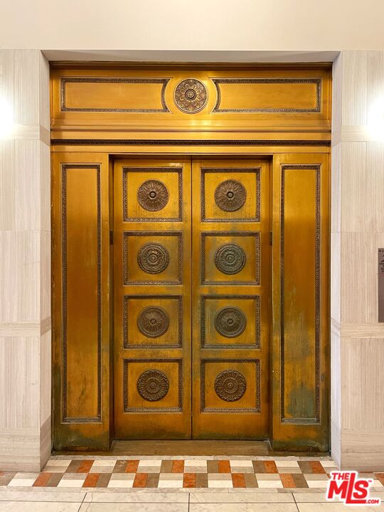 215 W 7th St Unit: 1111