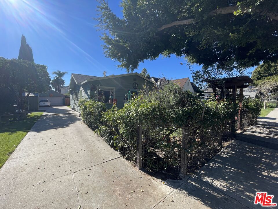 4215 1/2 Lincoln Ave