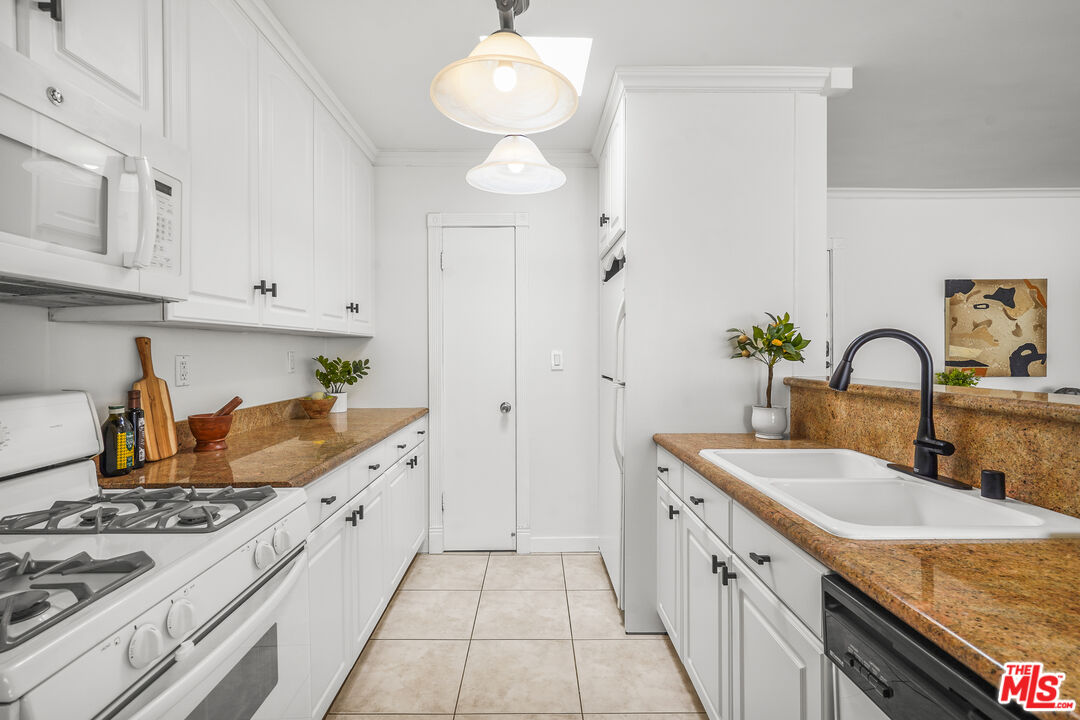 1020 Granville Ave Unit: 305