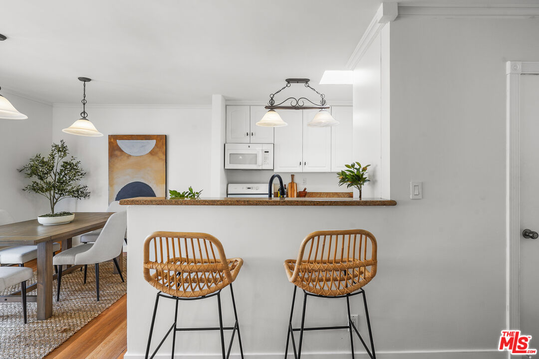 1020 Granville Ave Unit: 305