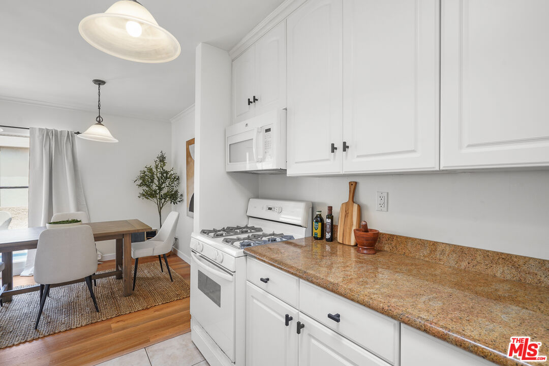 1020 Granville Ave Unit: 305