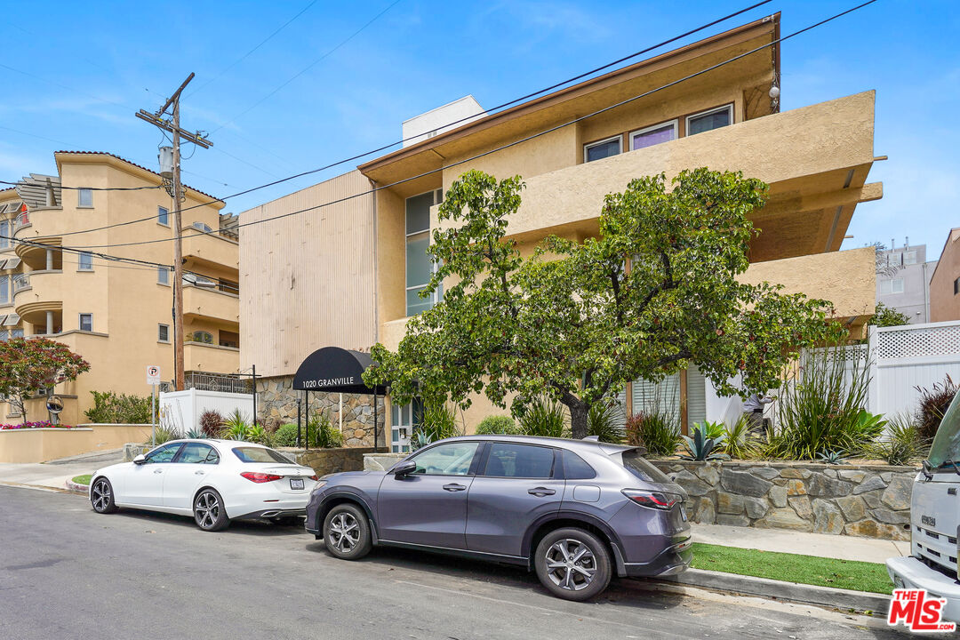 1020 Granville Ave Unit: 305