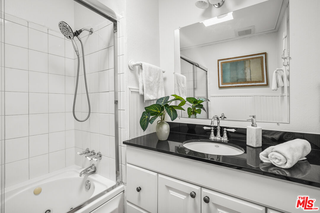 1020 Granville Ave Unit: 305