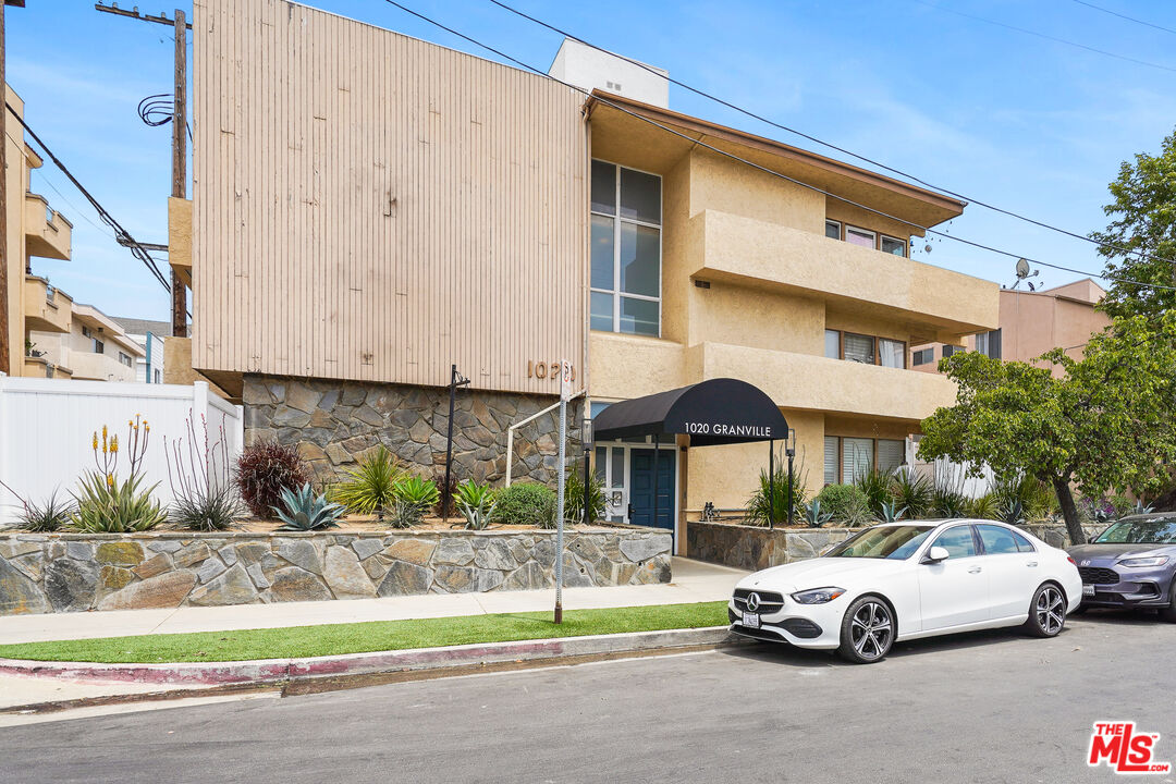 1020 Granville Ave Unit: 305