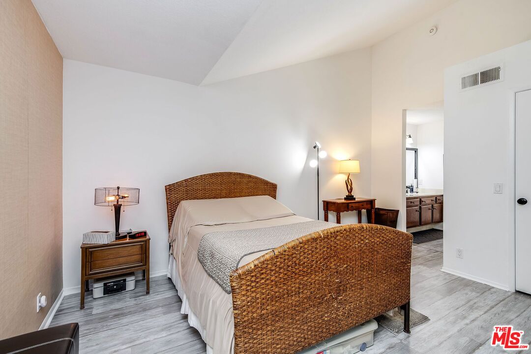 13825 Beaver St Unit: 21