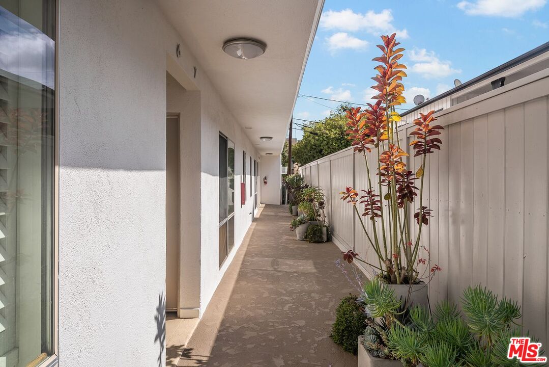 550 N CROFT AVE Unit: 9