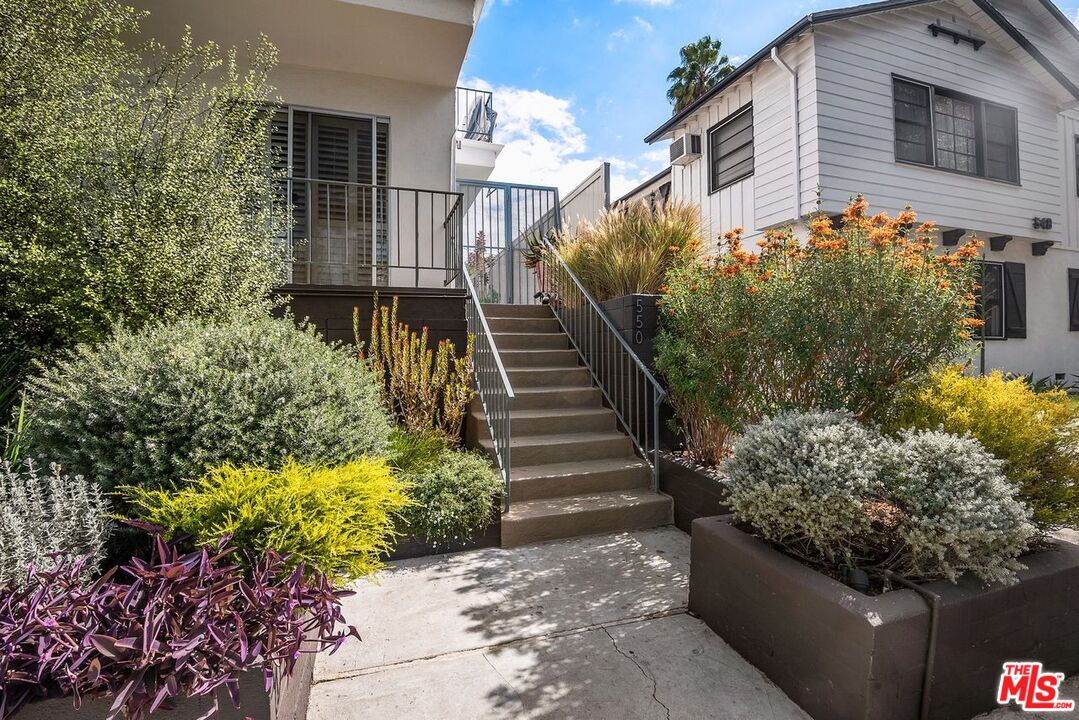 550 N CROFT AVE Unit: 9