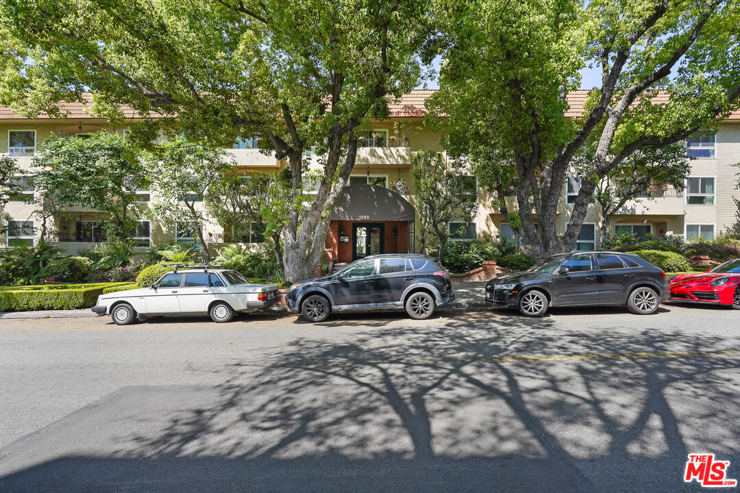 1203 N Sweetzer Ave Unit: 116