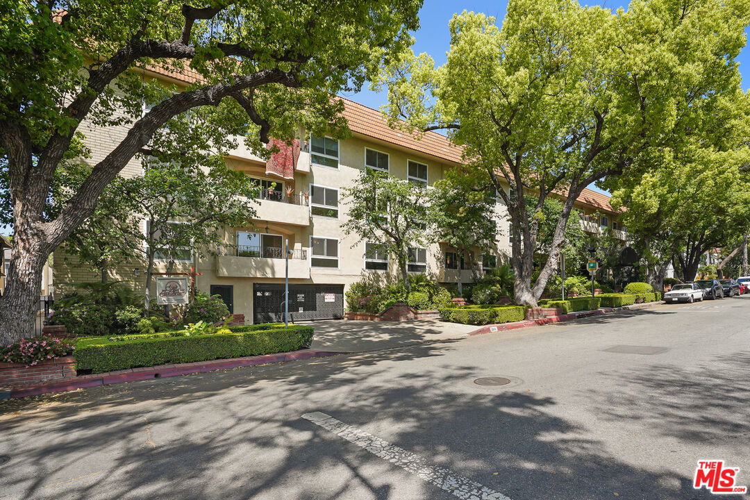 1203 N Sweetzer Ave Unit: 116