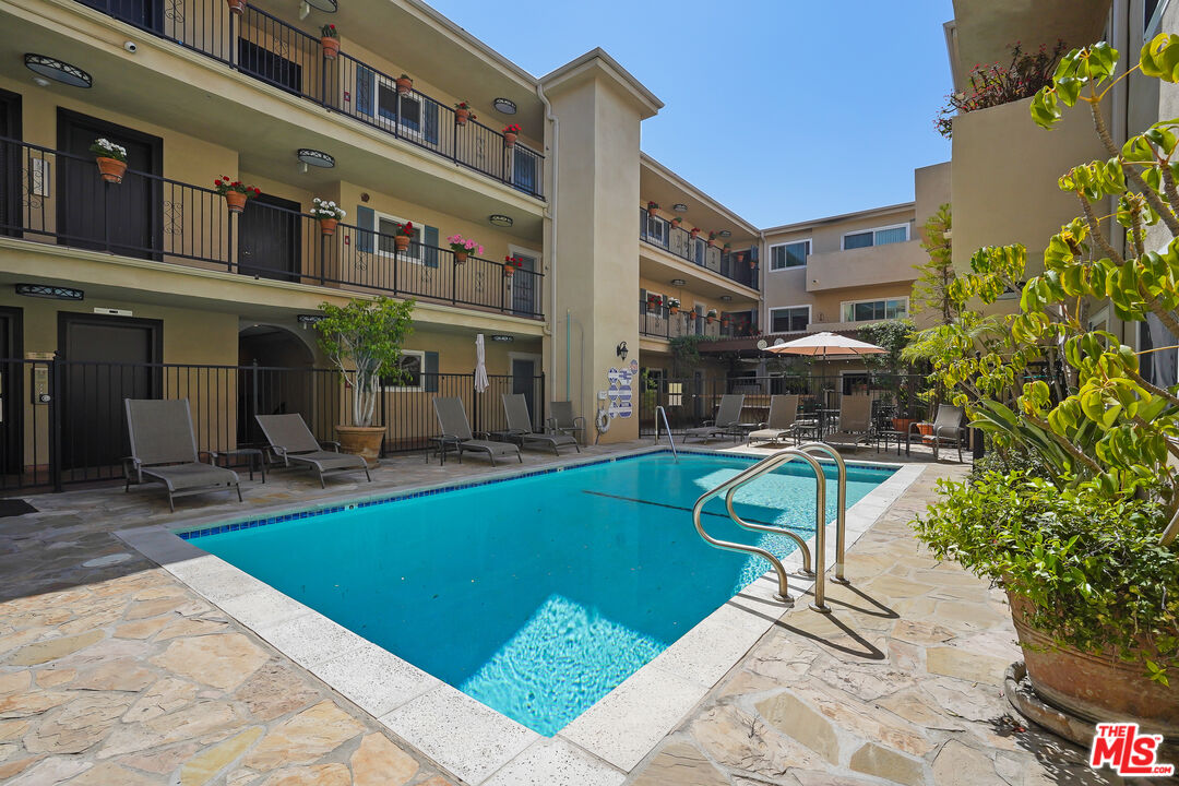 1203 N Sweetzer Ave Unit: 116