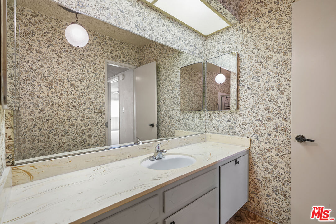 1203 N Sweetzer Ave Unit: 116