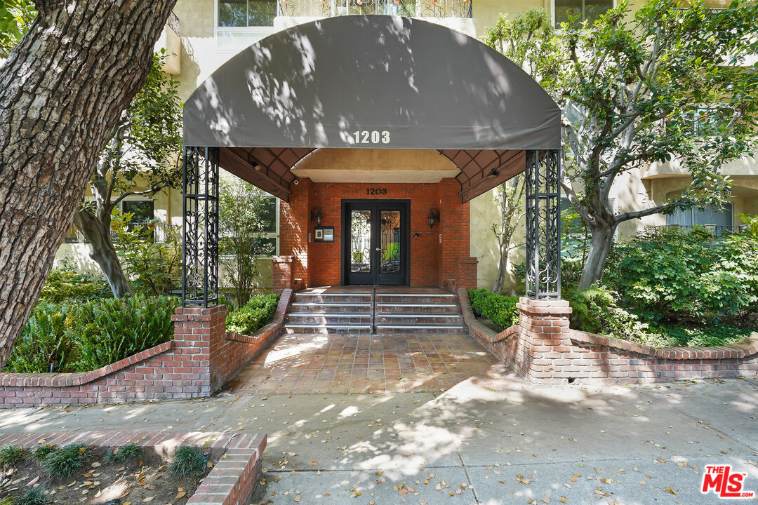 1203 N Sweetzer Ave Unit: 116