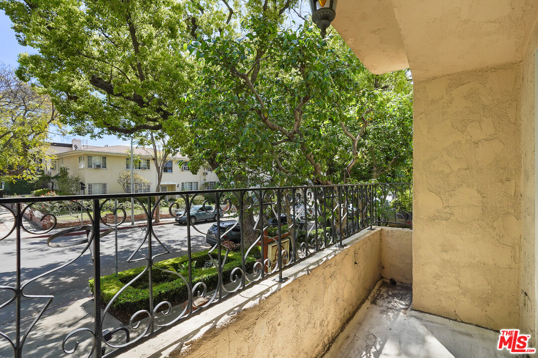 1203 N Sweetzer Ave Unit: 116