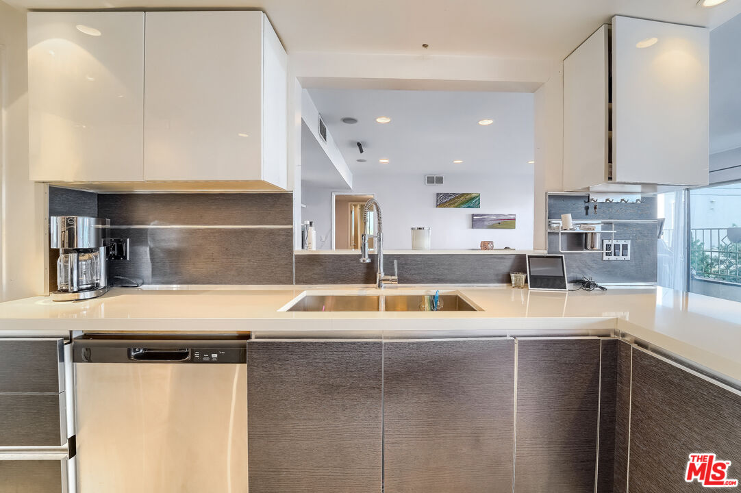 910 S HOLT AVE Unit: 104