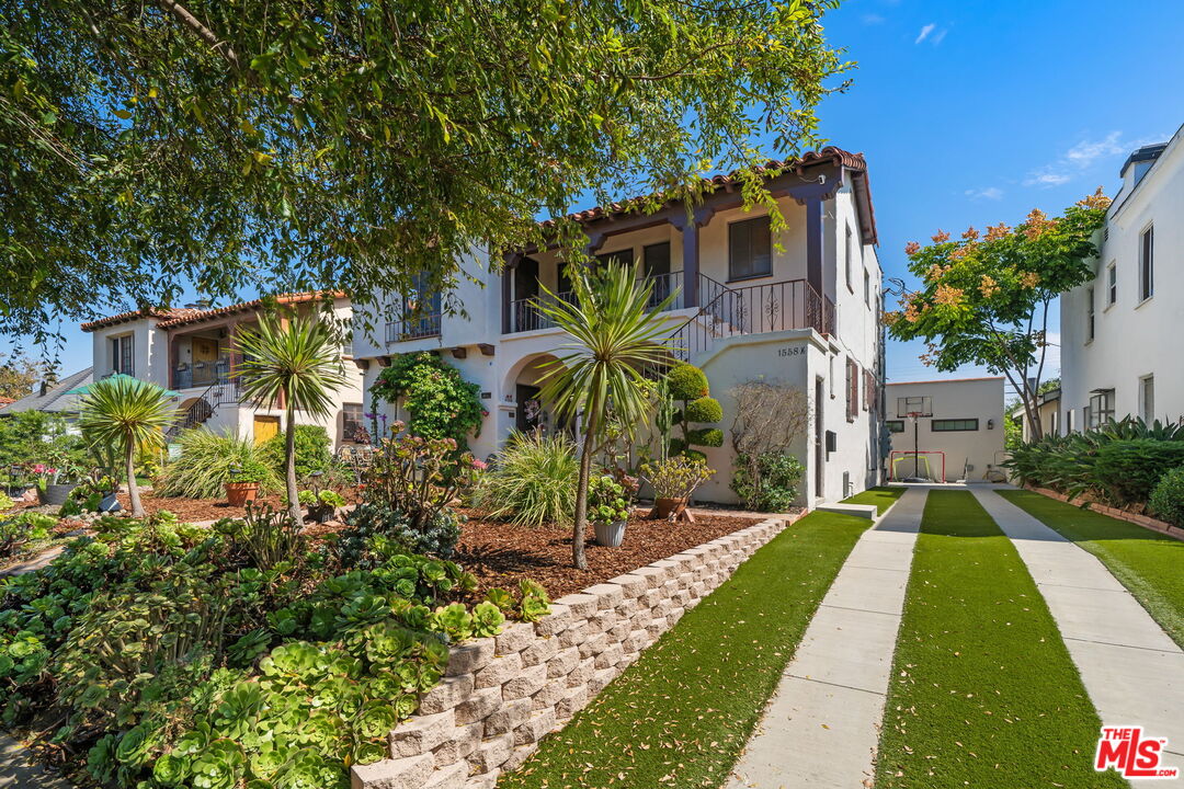 1556 S Ogden Dr