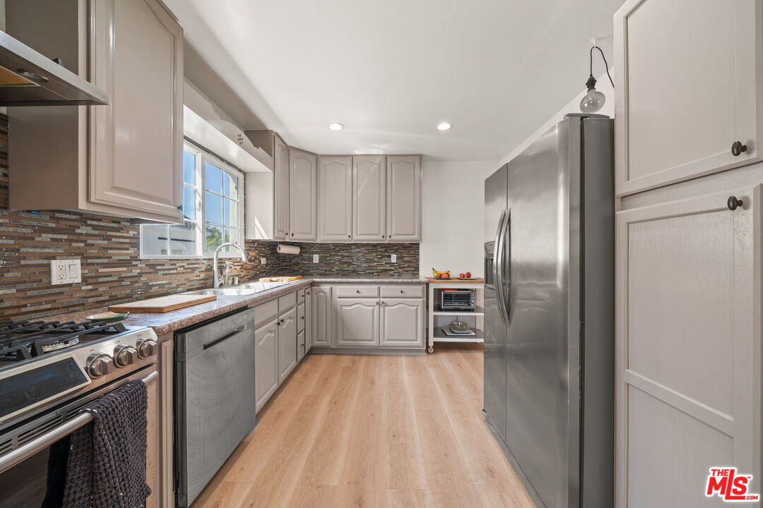 1556 S Ogden Dr