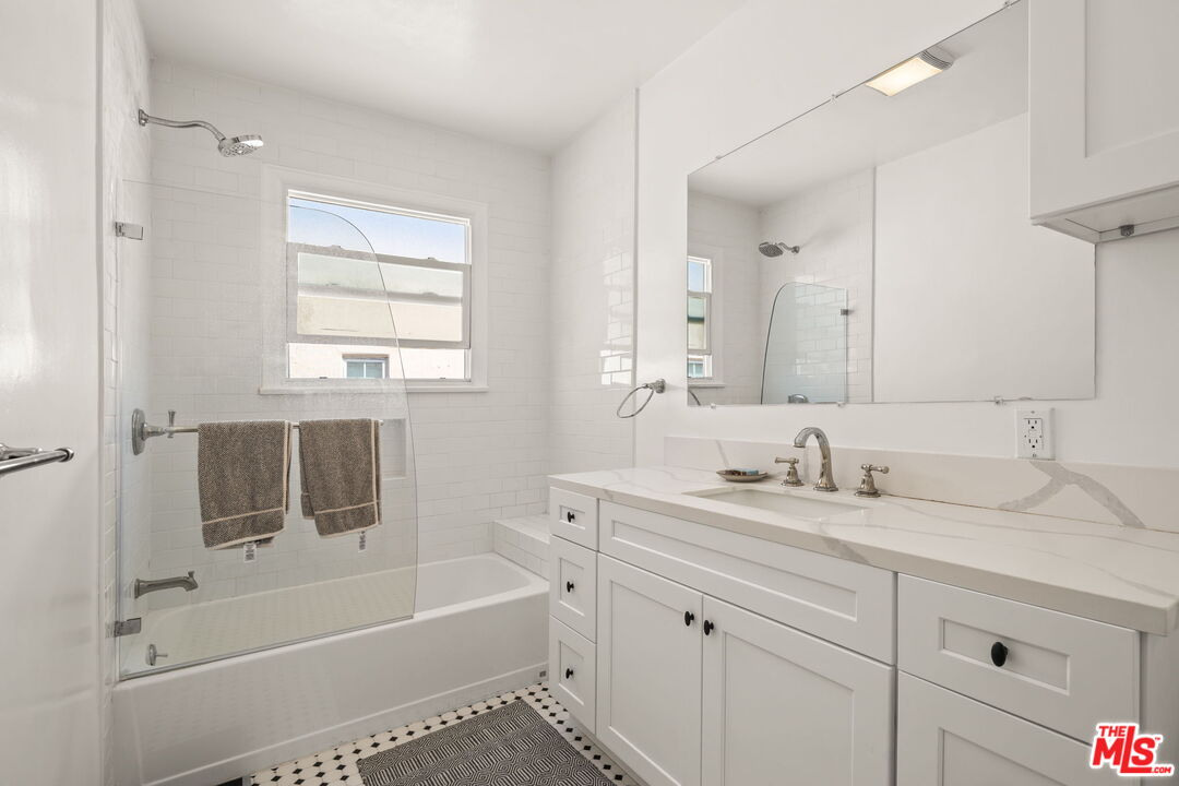 1556 S Ogden Dr