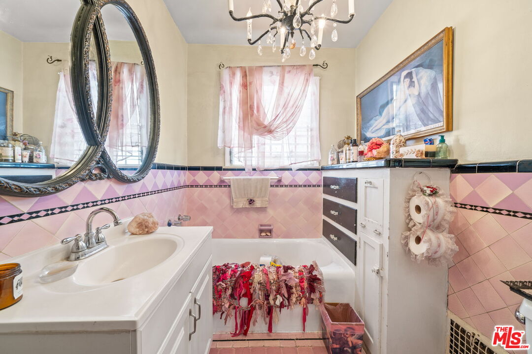 1556 S Ogden Dr